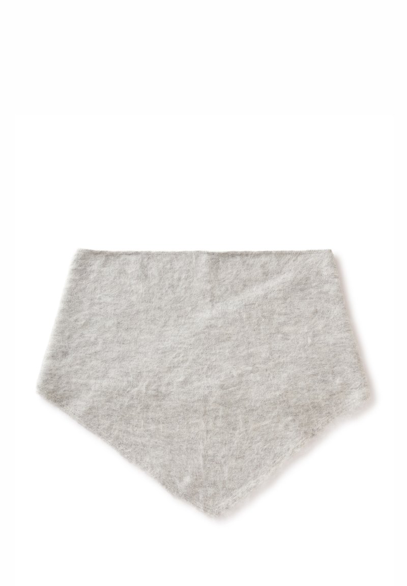 Grijze driehoekige sjaal gemaakt van zachte stof met een licht gestructureerd oppervlak. De randen zijn glad, met een minimalistisch ontwerp en zonder zichtbaar bevestigingsmateriaal.