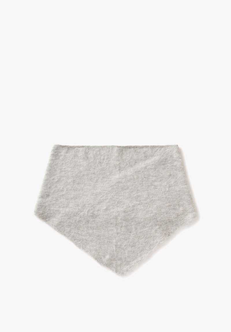 Grijze driehoekige sjaal gemaakt van zachte stof met een licht gestructureerd oppervlak. De randen zijn glad, met een minimalistisch ontwerp en zonder zichtbaar bevestigingsmateriaal.