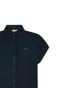 Camicia corta blu scuro con maniche a sbuffo, chiusura con bottoni, colletto e logo ricamato minimal in oro sul lato sinistro del petto. Tessuto strutturato.