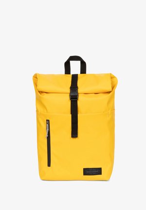 Sac à dos roulant jaune avec quincaillerie noire, bretelles ajustables, poche zippée à l'avant et étiquette de marque en bas. Matériau imperméable.
