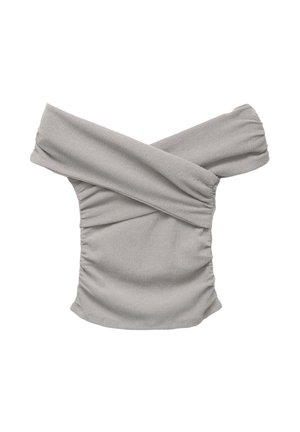 Svijetlo siva off-shoulder nabrana majica s širokim križnim trakama i teksturiranim materijalom, dizajnirana za oblikovanu siluetu.