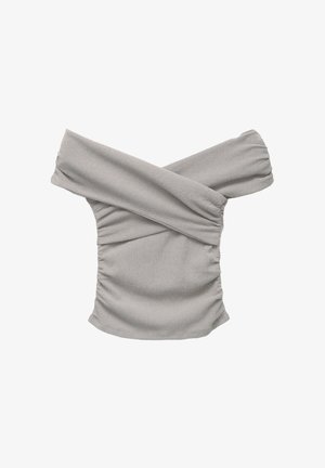 Světle šedý off-shoulder top s nařasením a širokými zkříženými ramínky, vyrobený z texturované látky, navržený pro přiléhavý siluetu.