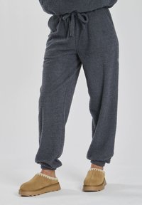 Loungeable SOFT FUZZY JUMPER AND JOGGER SET - Conjunto de pijama - grey