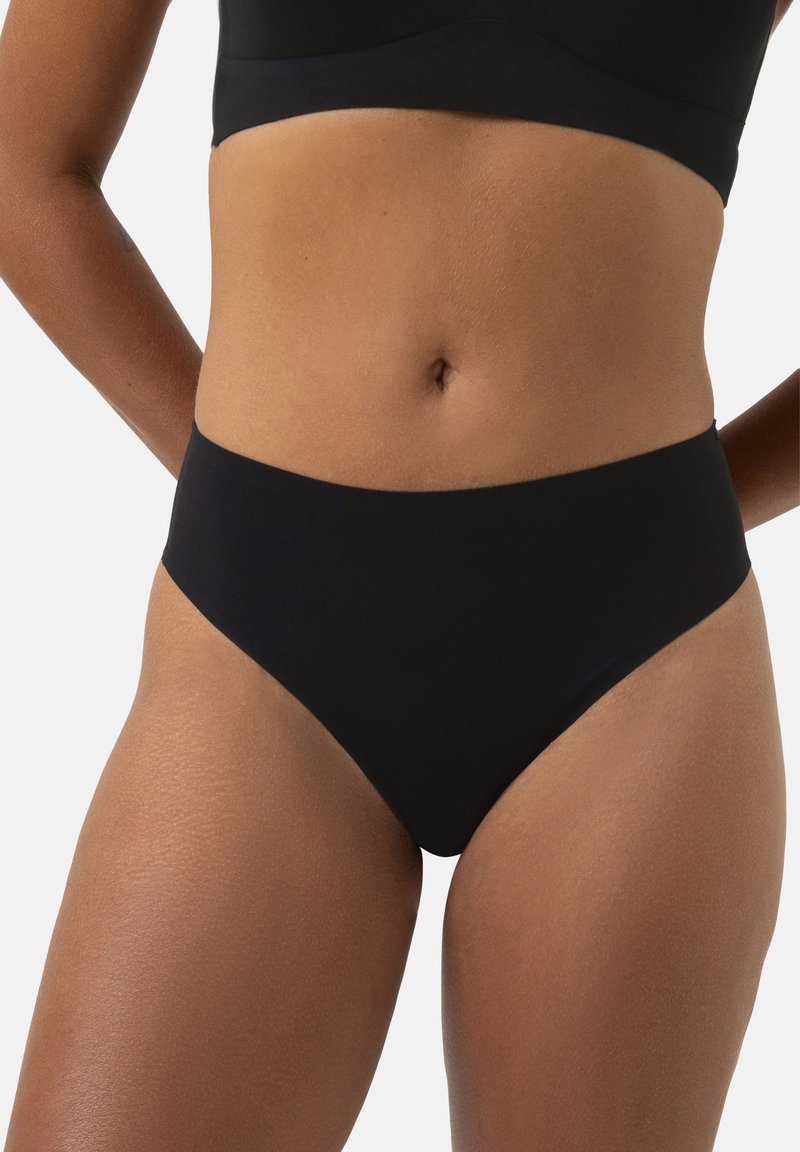 Musta bikinikäännös vyötäröllä, jossa on sileä pinta ja täysimittainen muotoilu. Siinä on siisti vyötärönauha ja saumaamattomat reunat.