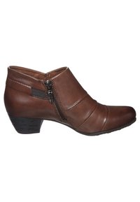 Bottine en cuir marron avec un talon bas, présentant un design plissé, une fermeture éclair sur le côté et des accents texturés. Fini lisse avec un bout rond.