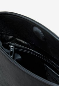 Desigual 3D LOGO FLAP  - Rankinė - black