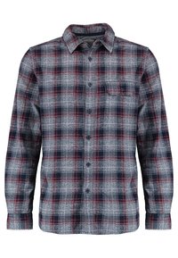 Camisa de franela de cuadros en gris, azul marino y rojo. Mangas largas, cierre de botones en la parte delantera, cuello, bolsillo en el pecho y tejido texturizado.