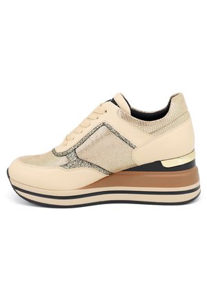 Sneaker beige con parte superiore in mesh testurizzato, con accenti glitter e suola a zeppa caratterizzata da strisce nere e marroni. Design con lacci e collare imbottito.