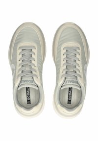 Helle graue Sneakers mit einem glatten Obermaterial, runder Vorderkappe und weißer Gummisohle. Verfügt über graue Schnürsenkel und ein Ecoalf-Logo an der Seite.