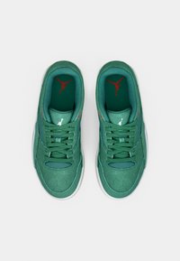 Zelené tenisky s hladkou textúrou, vybavené sieťovinovými panelmi a červenými akcentmi. Biela gumová podrážka a ikonické logo na jazyku a bočných stranách.