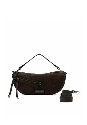 Borsa a spalla in suede di colore marrone scuro, con forma curvilinea, manico superiore e tracolla regolabile. Include una tasca con zip frontale e dettaglio del logo.