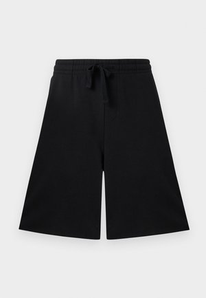 Μαύρα σορτς μέχρι το γόνατο με ελαστική ζώνη μέσης και κορδόνι, επίπεδο εμπρόσθιο μέρος και φαρδιές ανοίγματα στα πόδια.