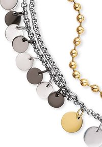 Bracciale multi-filamento con catene in tonalità argento, perle dorate e ciondoli circolari in finiture argento, nero e oro.