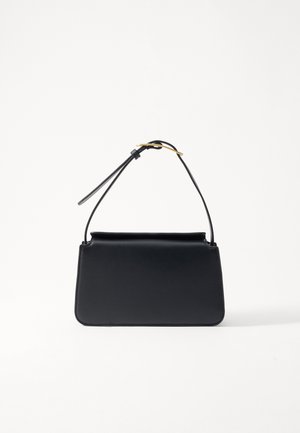 Bolso de mano de cuero negro con forma rectangular, correa de hombro única y un acento dorado cerca del asa. Textura suave y diseño minimalista.