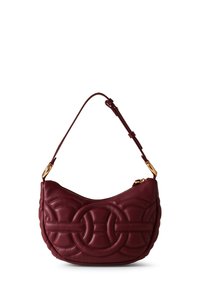 Borsa a spalla in pelle borgogna con motivo circolare trapuntato, hardware color oro e tracolla regolabile. Chiusura con zip nella parte superiore.