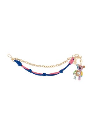 Catena d'oro con cinturino in pelle annodato blu e rosa e un ciondolo a forma di orsetto con strass multicolori, fissato con una chiusura dorata.