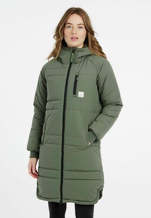 Manteau vert rembourré avec un col montant, fermeture éclair à l'avant et poches latérales. Comprend une poche poitrine et un patch logo sur le côté gauche.