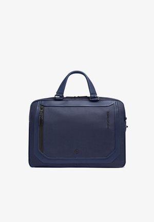 Mallette rectangulaire bleu marine avec devant texturé, double poignée, poche zippée à l'avant et logo discret de la marque sur le côté droit.