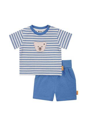 Baby-Outfit mit blau-weiß gestreiftem Kurzarmshirt mit Teddybär-Applikation, kombiniert mit einfarbigen blauen Shorts mit Taschen.