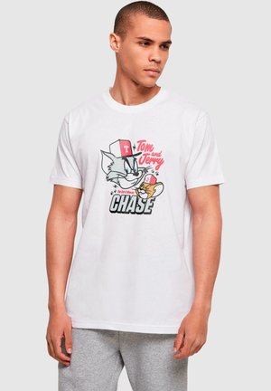 Hvit bomulls T-skjorte med grafikk av Tom og Jerry. Designet inkluderer fargerike illustrasjoner og fet tekst i svart og rødt.