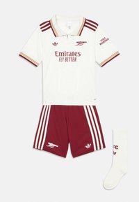 Arsenal FC ungdomsdräkt som består av en vit kortärmad polo med maroon detaljer, matchande maroon shorts med vita ränder och en vit strumpa.