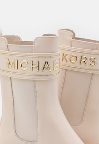 MICHAEL Michael Kors Bottes - off-white