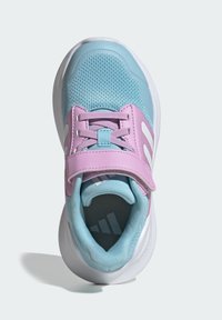 Jasnoniebieski but sportowy z różowymi akcentami, siateczkową cholewką i białym logo. Wyposażony w wyściełany kołnierz i sznurowadła dla pewnego dopasowania. Podeszwa z gumy.