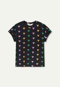 Camiseta negra de manga corta decorada con patrones de corazones multicolores en verde, morado y naranja. Cuello redondo sencillo, material de algodón.