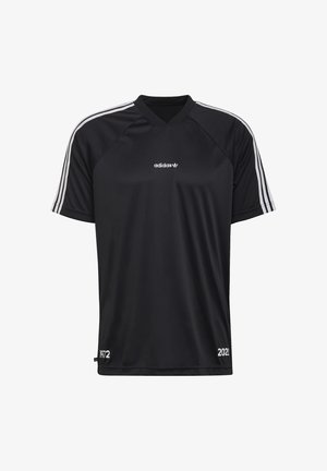 Zwart atletisch shirt van ademend materiaal, met een V-hals, witte drie-strepen accenten op de mouwen en bedrukte jaardetails aan de zoom.