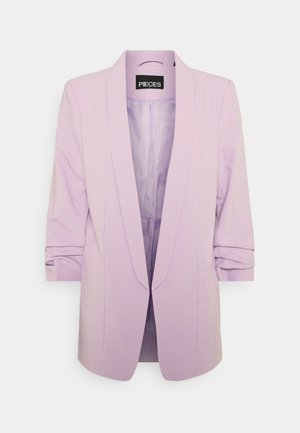 Blazer lilla con un design strutturato, maniche arrotolate e rever a punta. Tessuto morbido con apertura frontale. Etichetta del marchio visibile all'interno.