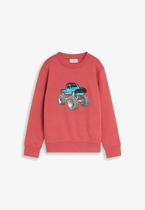 Kinder sweater met lange mouwen in koraalroze met geribde boorden en een blauwe monstertruck afbeelding op de voorkant.