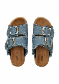 Sandali slide in denim con bordi sfrangiati, doppie fibbie regolabili e dettagli in borchie. Suola morbida color marrone con impresso il logo.