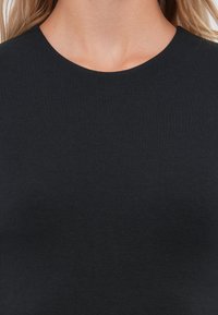 Sort bomulds T-shirt med rund halsudskæring og en glat tekstur. Simpelt design uden mønstre eller accenter synlige.