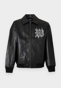 Chaqueta de cuero negra con cremallera frontal, puños acanalados y logo bordado en estilo gótico blanco en el pecho izquierdo.