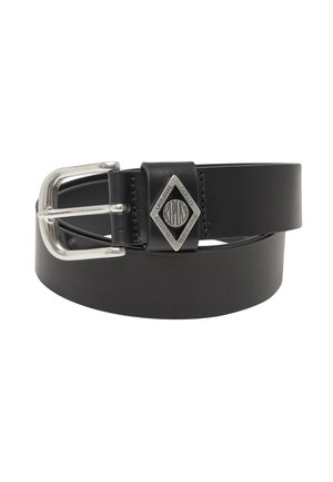 Czarny skórzany pasek z srebrną metalową sprzączką i naszywką z logo w kształcie diamentu z napisem „Replay Original Goods Registered Trademark.”