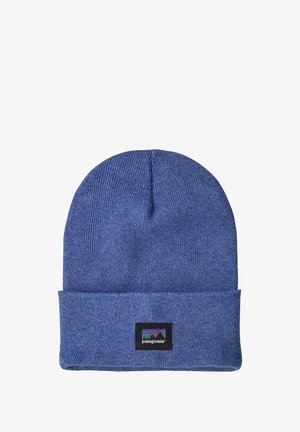 Gorro tejido azul con puño doblado y parche con el logo de Patagonia que presenta un diseño de montaña en colores azul, morado y negro.