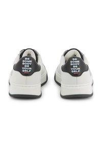 Witte sneakers met zwarte hielaccenten, voorzien van bedrukte tekst. Gladde leren bovenkant, contrasterende zool en gevoerd interieur.