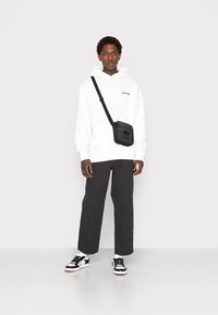 Pegador LOGO OVERSIZED  - Sweatshirt com capuz - washed bright white