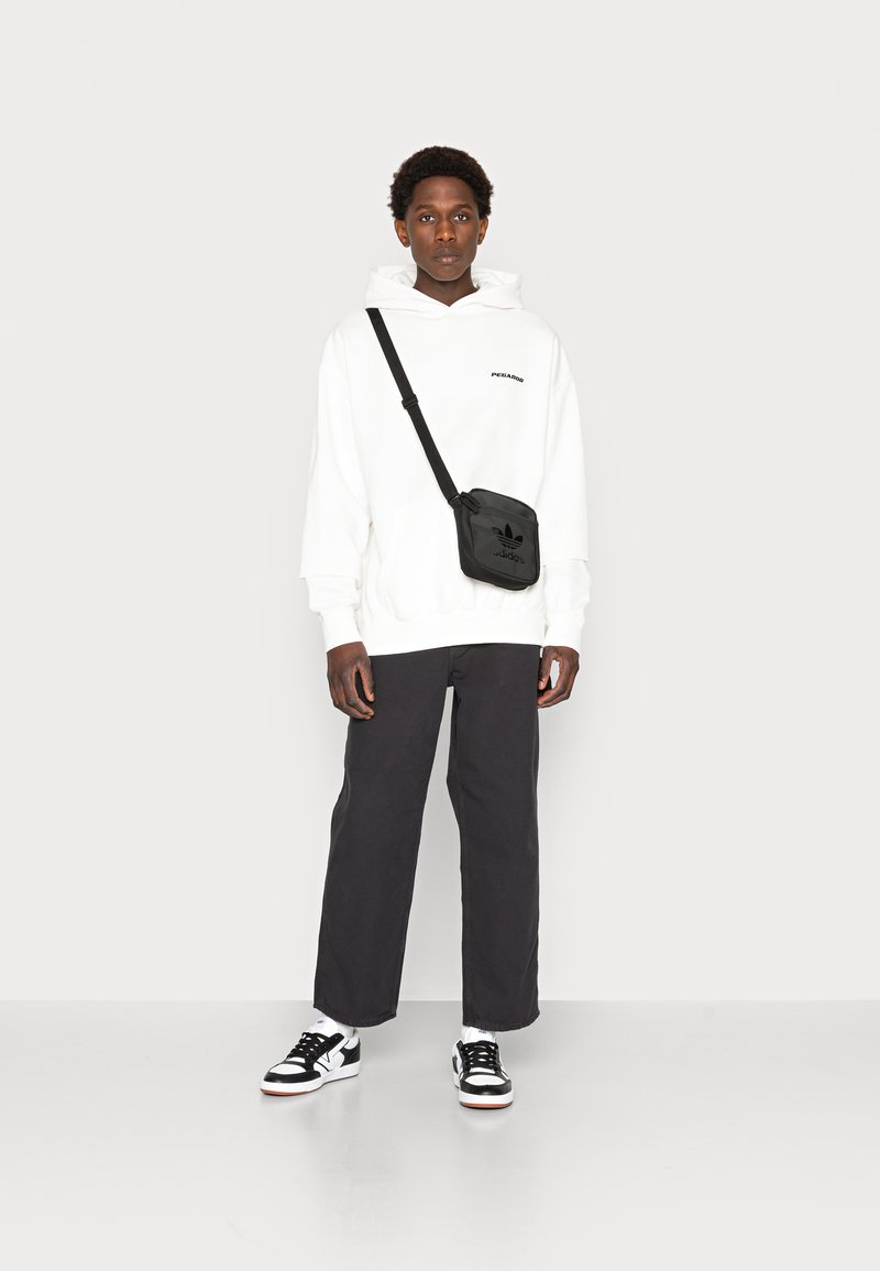 Pegador LOGO OVERSIZED - Sweatshirt com capuz - washed bright white