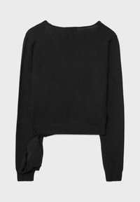 Čierny pletený sveter s dlhým rukávom, okrúhlym výstrihom a detailom zviazaného uzla na ľavej strane blízko lemu.