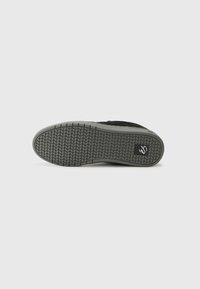 és ACCEL UNISEX - Tossud - black/grey