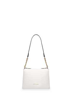 Witte rechthoekige handtas met gouden ketting en zwarte leren band, met het "pierre cardin" logo middenvoor.