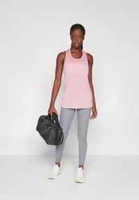 Nike Performance TANK - Toppi - elemental pink