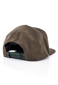 Tumeoliiviroheline pesapalli müts, lame äärega, tekstureeritud puuvillane kangas, reguleeritav snapback kinnitusega ning õmblemise detailidega.