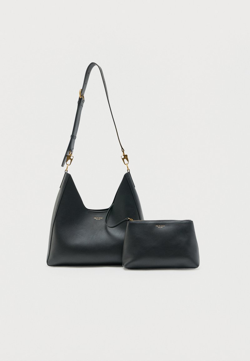 Bolso de hombro de cuero negro con correa ajustable, acompañado de un pequeño monedero con cremallera a juego, ambos con herrajes en tono dorado y logo de la marca.