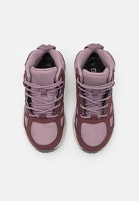 Adidași maroon și lila deschis, cu partea superioară din plasă și sintetice, accente texturate, șireturi contrastante și guler căptușit.