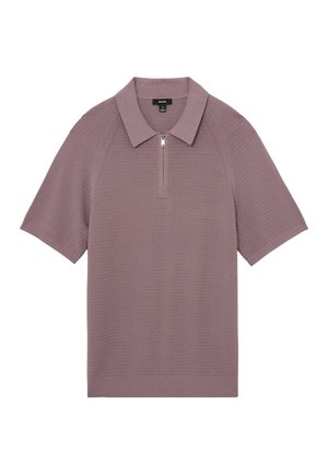 Rövid ujjú mályva kötött galléros póló, texturált mintával, félig cipzáros elülső résszel és lapos gallérral, fehér háttér előtt bemutatva.