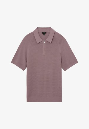 Rövid ujjú mályva kötött galléros póló, texturált mintával, félig cipzáros elülső résszel és lapos gallérral, fehér háttér előtt bemutatva.