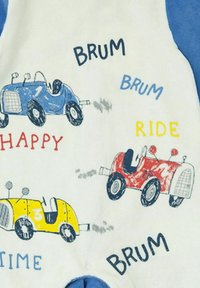 Mono de algodón con gráficos de coches vintage en azul, amarillo y rojo junto con texto. Textura suave, fondo claro, mangas cortas y detalles en azul.
