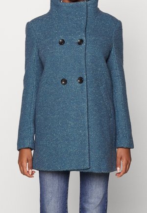 Teal wollen blend jas met hoge kraag, dubbelzijdige sluiting en zwarte knopen. Bevat een zachte textuur en zijzakken.